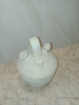 Botijo de barro antiguo