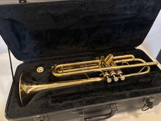 Trompeta Sib dorada con funda
