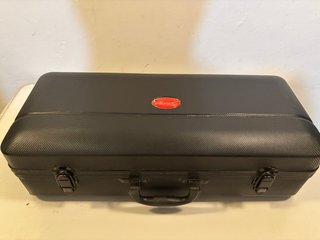 Trompeta Sib dorada con funda