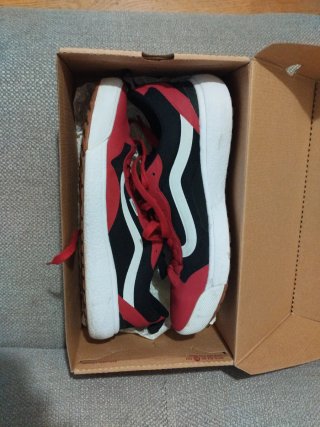 Zapatillas Vans Ultrarange Negras y Rojas
