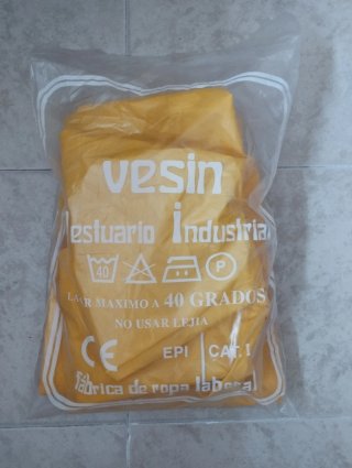 Traje de agua completo amarillo