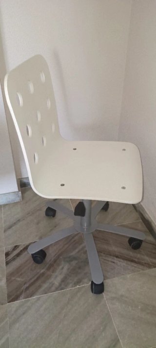 Silla de escritorio o tocador blanca