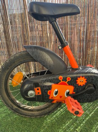 Bicicleta infantil naranja con cesta