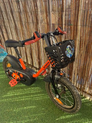 Bicicleta infantil naranja con cesta