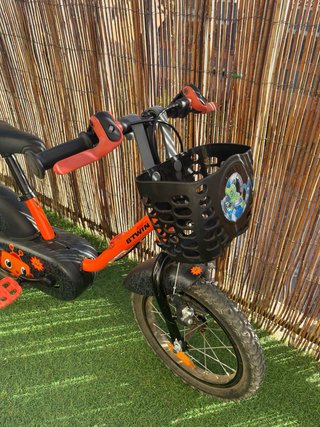 Bicicleta infantil naranja con cesta