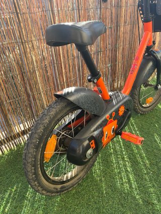 Bicicleta infantil naranja con cesta