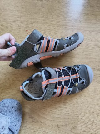 Sandalias fila niño gris y naranja