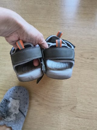Sandalias fila niño gris y naranja