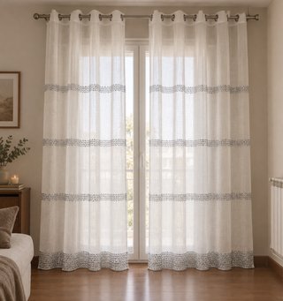 Cortinas de salón plateadas y blancas