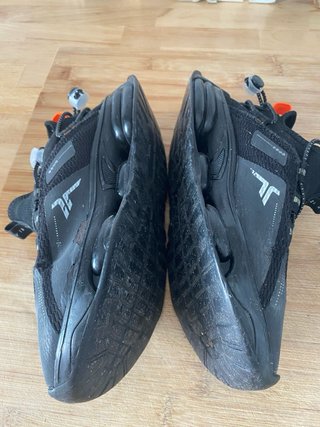 Zapatillas deportivas negras y naranjas