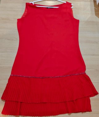 Vestido rojo con volantes y pedrería