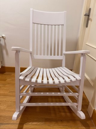Mecedora de madera blanca