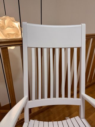 Mecedora de madera blanca