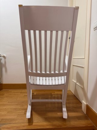 Mecedora de madera blanca