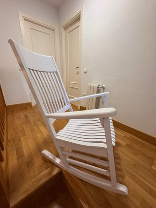 Mecedora de madera blanca