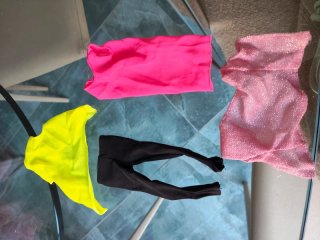 Lotto vestiti e accessori Barbie