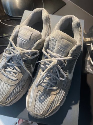 Nike Vomero 5 Gris/Blanco talla 8