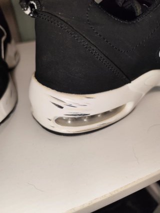 Zapatillas deportivas negras y blancas