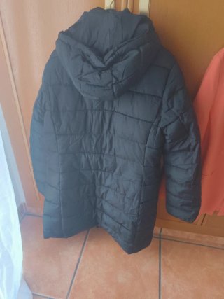 Chaquetón negro acolchado con capucha