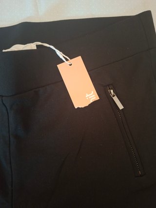 Pantalones negros con cremalleras cada uno 7,50€