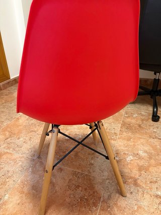 Silla roja de plástico y madera