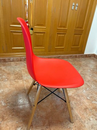 Silla roja de plástico y madera