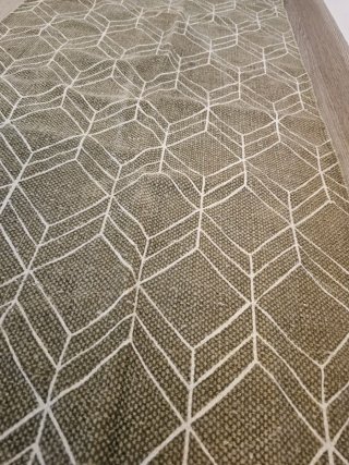 Alfombra de pasillo geométrica
