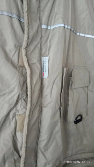 Chaleco multibolsillos beige. 3M