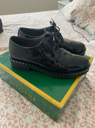 Zapatos charol negros con tachuelas