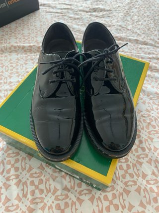 Zapatos charol negros con tachuelas