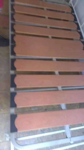 2 Somier metálico y de madera por separado 30€.