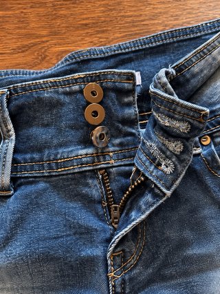Pantaloncini jeans strappati donna