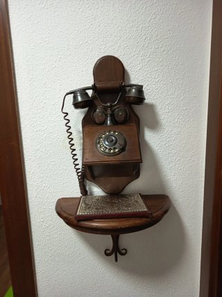 Teléfono Antiguo Madera y Repisa