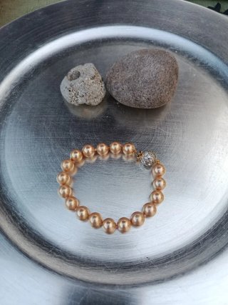 Pulsera de perlas doradas y cierre brillante