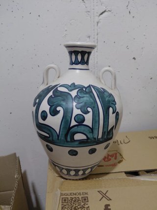 Jarrón de cerámica con diseño floral