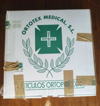 Cojín antiescaras de gel gris.