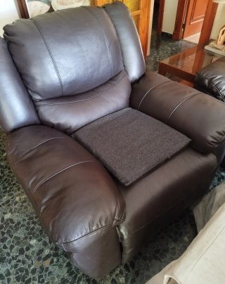 Cojín antiescaras de gel gris.