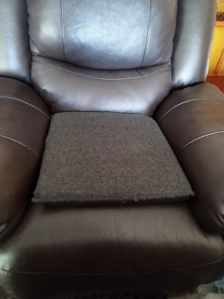 Cojín antiescaras de gel gris.