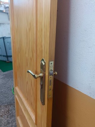 Cierre y puerta de madera interior