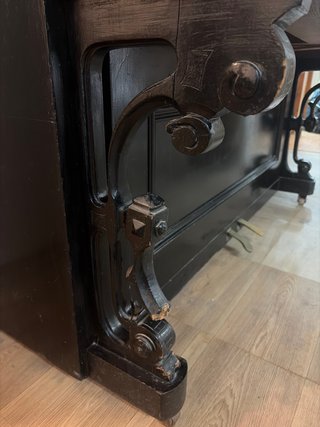 Piano antiguo negro