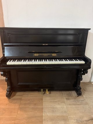 Piano antiguo negro