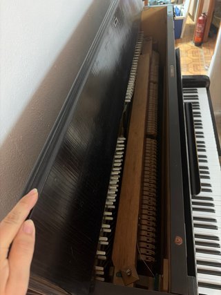 Piano antiguo negro