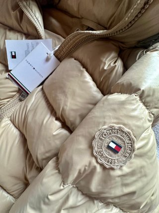 Abrigo plumífero Tommy Hilfiger beige mujer