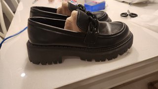 Mocasines negros plataforma con cadena