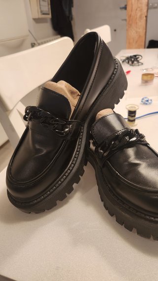 Mocasines negros plataforma con cadena