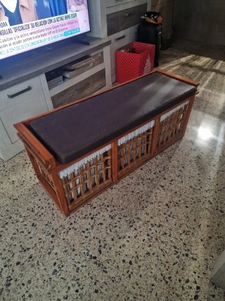 Banco de madera con cestas de mimbre