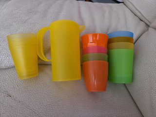 Jarra y vasos de plástico infantiles