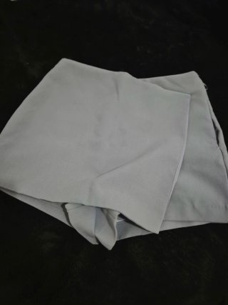Falda corta gris azulado