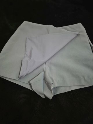 Falda corta gris azulado