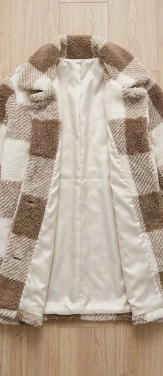 Abrigo borreguito cuadros beige y blanco